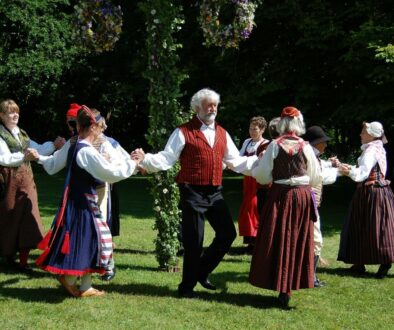 folk-dance-54530_1920-min